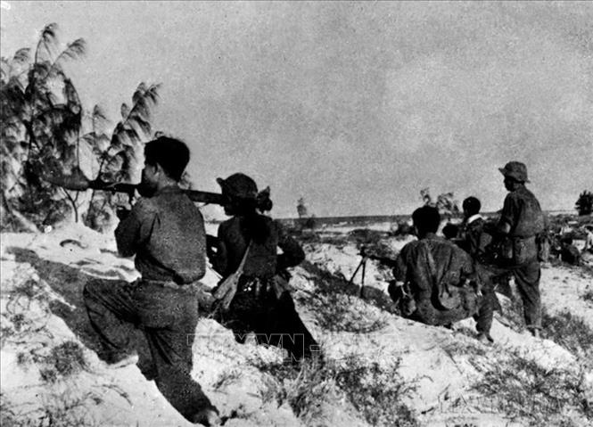 Chiến trường Đường 9 - Khe Sanh (Quảng Trị) nổ súng đánh địch trước Tết Mậu Thân 1968 từ 10 đến 15 ngày, tạo điều kiện cho quân, dân toàn miền Nam đồng loạt tiến công các đô thị vào đúng đêm Giao thừa. Trong ảnh: Du kích Quảng Trị chiến đấu với địch trong cuộc Tổng tiến công và nổi dậy Xuân Mậu Thân 1968. Ảnh: Tư liệu TTXVN