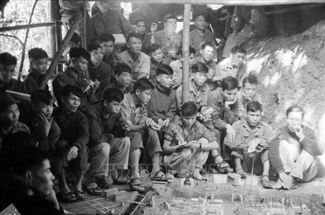 Chiến sỹ quân Giải phóng mặt trận Trị Thiên-Huế nghiên cứu sa bàn, trước trận đánh Tiểu đoàn 7 thiết giáp Nguỵ ở Tam Thai, Huế, ngày 31/1/1968. Ảnh: Tư liệu TTXVN