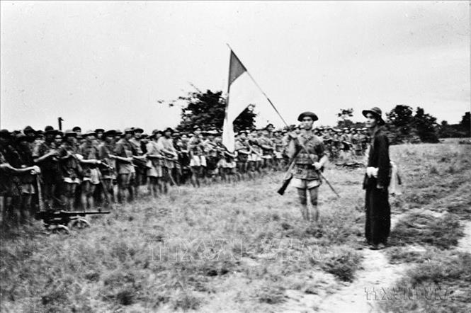 Quân Giải phóng mặt trận Tây Ninh nhận cờ xuất quân (1968). Ảnh: Tư liệu TTXVN phát