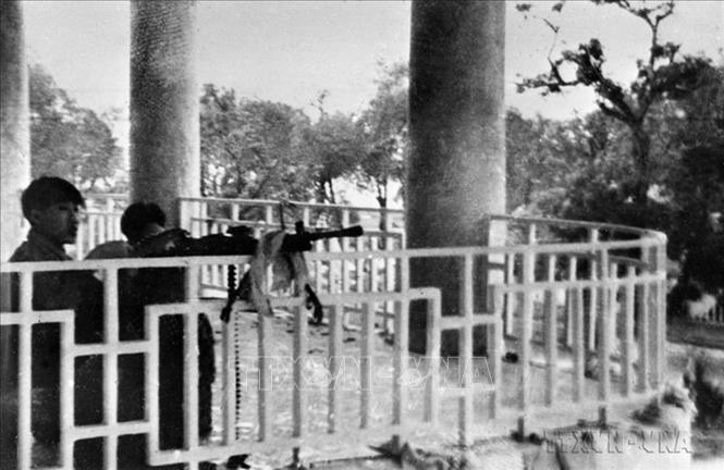 Trận đánh tại Huế bắt đầu lúc 2 giờ 30 ngày 31/1/1968 (rạng sáng 2 Tết) và kéo dài 26 ngày, là trận đánh ác liệt nhất trong đợt 1 cuộc Tổng tiến công. Trong ảnh: Mỗi căn nhà, góc phố ở cố đô Huế đều trở thành chiến lũy của quân Giải phóng trong những ngày Tết Mậu Thân 1968. Ảnh: Tư liệu TTXVN