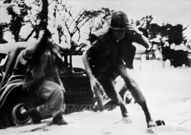 Lính Mỹ gác cửa tòa Đại sứ Mỹ ở Sài Gòn tháo chạy trước cuộc tấn công bất ngờ của biệt động Sài Gòn, đêm 30, rạng sáng 31/1/1968 (đêm mùng 1, rạng sáng mùng 2 Tết). Ảnh: Tư liệu TTXGP