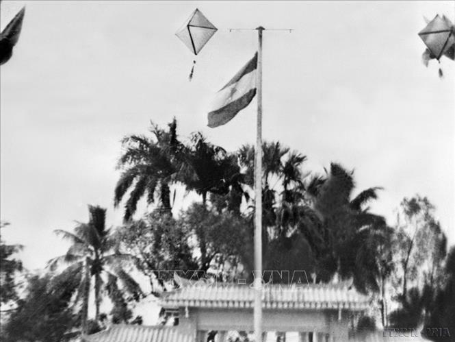 Vào hồi 6h15, ngày 31/1/1968, lá cờ của Liên minh các Lực lượng Dân tộc, Dân chủ và Hòa bình Việt Nam được kéo lên cột cờ Tòa Tỉnh trưởng Thừa Thiên - Huế. Rạng sáng 1/2/1968, quân Giải phóng làm chủ phần lớn cố đô Huế. Đến sáng 3/2/1968, quần chúng bắt đầu nổi dậy truy quét ác ôn và tàn binh địch, phá bỏ ách kìm kẹp, thiết lập chính quyền cách mạng. Ảnh: Tư liệu TTXVN