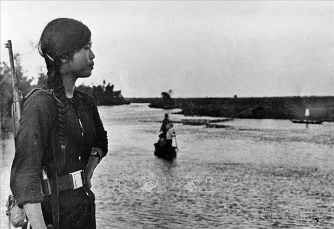 Cuộc chiến đấu anh dũng, kiên cường suốt 26 ngày đêm của quân và dân TP Huế là một trong những trọng điểm nổi bật của cuộc Tổng tiến công và nổi dậy Xuân Mậu Thân 1968. Trong ảnh: Nữ du kích canh gác bên dòng sông Ô Lâu, Thừa Thiên - Huế. Ảnh: Tư liệu TTXVN