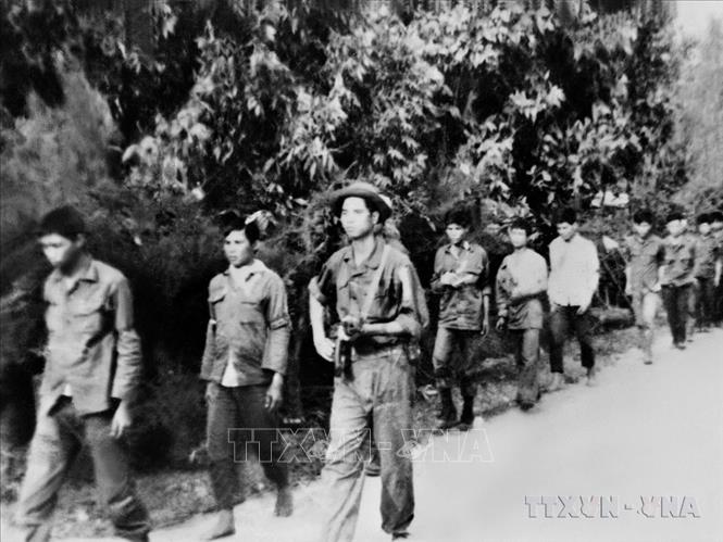 Lính ngụy bị quân giải phóng bắt trong trận tiến công giải phóng thành phố Huế đầu Xuân Mậu Thân 1968. Ảnh: Tư liệu TTXVN