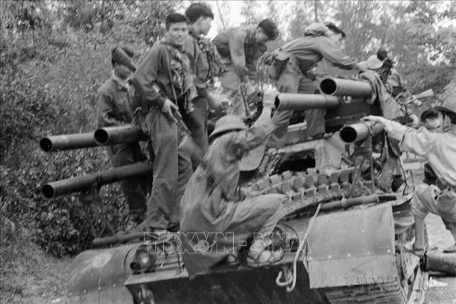 Sau gần 2 tháng tiến công và nổi dậy, quân và dân miền Nam đã tiêu diệt và làm tan rã khoảng 15 vạn tên địch (có hàng nghìn lính Mỹ), phá huỷ 1/3 vật tư chiến tranh của Mỹ-ngụy; phá 600 ấp chiến lược, giải phóng thêm 100 xã mới với hơn một triệu dân. Trong ảnh: Xe tăng Mỹ bị quân Giải phóng đánh chiếm. Ảnh: Tư liệu TTXVN