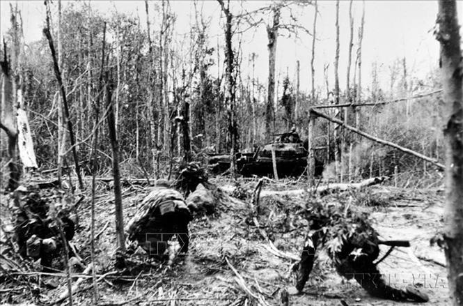 Trong gần hai tháng của đợt 1 cuộc Tổng tấn công, ta đã đánh mạnh, đánh trúng 4 bộ tư lệnh quân đoàn, 8 trong số 11 bộ tư lệnh sư đoàn Ngụy quân Sài Gòn, 2 bộ tư lệnh dã chiến của Mỹ cùng nhiều bộ tư lệnh lữ đoàn, trung đoàn, các tiểu khu, chi khu và hàng trăm căn cứ quân sự, kho tàng, sân bay, bến cảng, đường giao thông. Trong ảnh: Quân Giải phóng Tây Ninh dũng cảm chờ xe tăng Mỹ đến gần mới nổ súng. Ảnh: Tư liệu TTXVN 