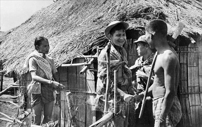 Các chiến sỹ Quân Giải phóng gặp gỡ người dân ở vùng mới giải phóng (1968). Ảnh: Tư liệu TTXVN