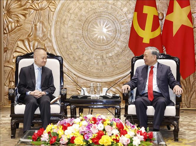 Tổng Bí thư Tô Lâm tiếp đồng chí Lưu Hải Tinh, Ủy viên Trung ương Đảng, Trưởng Ban Liên lạc Đối ngoại Trung ương Đảng Cộng sản Trung Quốc, Đặc phái viên của Tổng Bí thư, Chủ tịch nước Trung Quốc Tập Cận Bình. Ảnh: Thống Nhất – TTXVN 