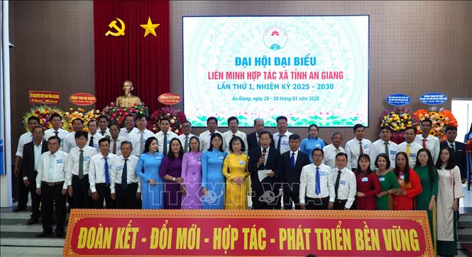 Ban Chấp hành Liên minh Hợp tác xã tỉnh An Giang nhiệm kỳ 2025-2030 ra mắt Đại hội. Ảnh: Văn Sĩ - TTXVN