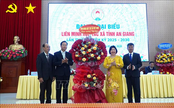 Chủ tịch Liên minh Hợp tác xã Việt Nam Cao Xuân Thu Vân tặng hoa chúc mừng Đại hội. Ảnh: Văn Sĩ - TTXVN