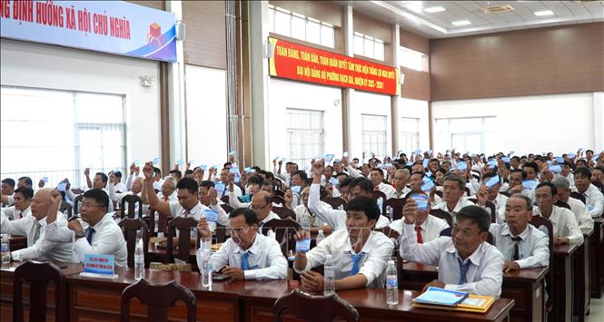 Đại biểu biểu quyết thông qua Nghị quyết Đại hội. Ảnh: Văn Sĩ - TTXVN