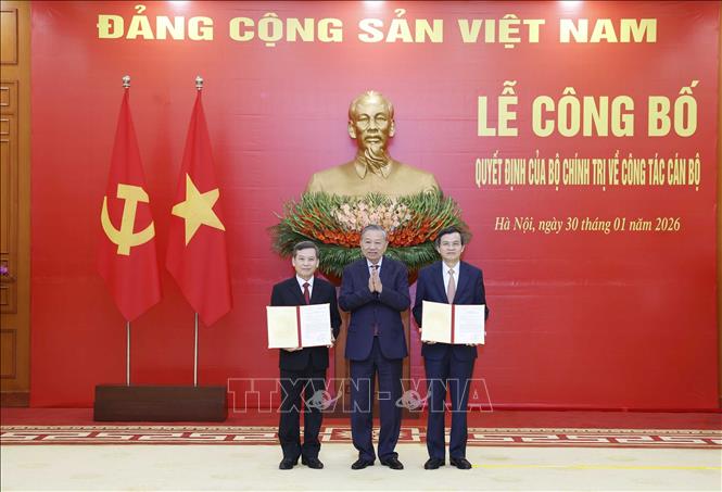Tổng Bí thư Tô Lâm trao Quyết định của Bộ Chính trị cho các đồng chí Lê Minh Trí (bên trái) và Đoàn Minh Huấn (bên phải). Ảnh: Thống Nhất – TTXVN