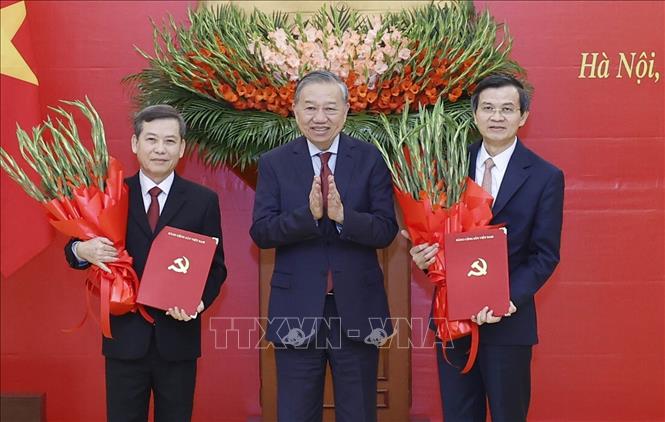 Tổng Bí thư Tô Lâm trao Quyết định của Bộ Chính trị cho các đồng chí Lê Minh Trí (bên trái) và Đoàn Minh Huấn (bên phải). Ảnh: Thống Nhất – TTXVN