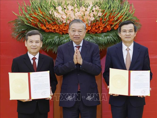 Tổng Bí thư Tô Lâm trao Quyết định của Bộ Chính trị cho các đồng chí Lê Minh Trí (bên trái) và Đoàn Minh Huấn (bên phải). Ảnh: Thống Nhất – TTXVN