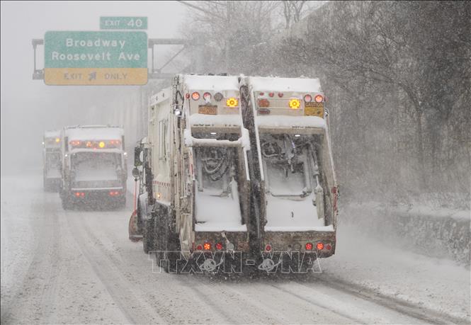 Bão tuyết dữ dội đang hoành hành trên khắp nước Mỹ, khiến ít nhất 10 người thiệt mạng, gây mất điện trên diện rộng và làm tê liệt hệ thống giao thông khi đường phố bị đóng băng kéo dài. Cơ quan Khí tượng Quốc gia Mỹ (NWS) cho biết tổng lượng tuyết rơi tại một số khu vực phía Tây Nam và Trung Tây bang Michigan dầy khoảng 35cm. Hơn 8.000 chuyến bay trên khắp nước Mỹ dự kiến cất cánh vào cuối tuần bị hủy hoặc hoãn. Bão tuyết cũng gây tai nạn liên hoàn cho hơn 100 phương tiện ở bang Michigan. Ảnh: Xe dọn tuyết được triển khai ở New York, Mỹ ngày 25/1/2026. Ảnh: THX/TTXVN