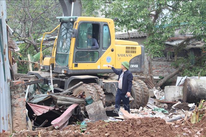 Ông Vũ Thế Khoản, Trưởng phòng Kinh tế, Hạ tầng và Đô thị, UBND phường Hoàng Mai chỉ đạo công tác cưỡng chế an toàn, hiệu quả. Ảnh: Nguyễn Thắng - TTXVN