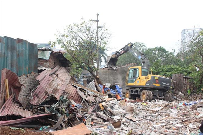 Ban cưỡng chế UBND phường Hoàng Mai tổ chức thực hiện cưỡng chế đối với các hộ gia đình. Ảnh: Nguyễn Thắng - TTXVN