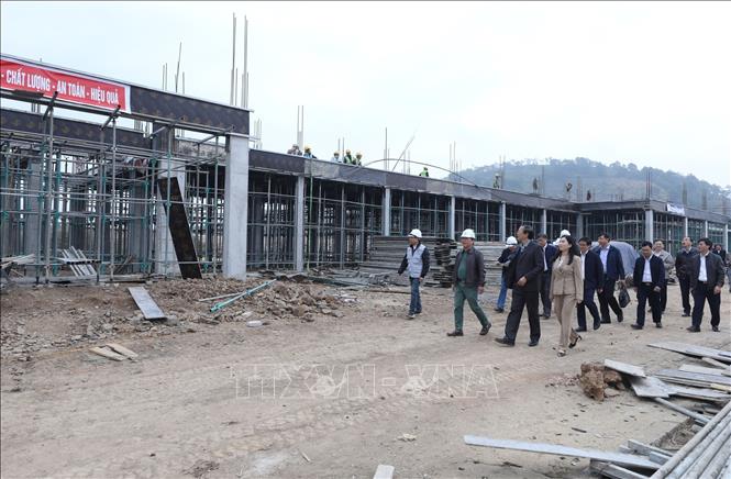 Đoàn công tác của Bộ Giáo dục và Đào tạo do Thứ trưởng Thường trực Phạm Ngọc Thưởng làm trưởng đoàn kiểm tra tiến độ xây dựng và những khó khăn vướng mắc tại địa điểm xây dựng Trường Phổ thông Nội trú Tiểu học và Trung học cơ sở Khuất Xá, xã Khuất Xá. Ảnh: Anh Tuấn – TTXVN