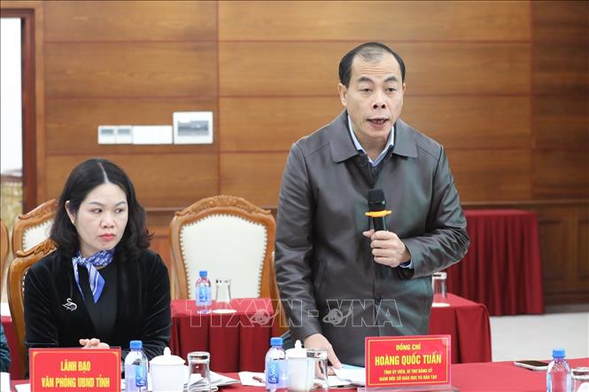 Giám đốc Sở Giáo dục và Đào tạo tỉnh Lạng Sơn Hoàng Quốc Tuấn báo cáo tình hình thực hiện quản lý Nhà nước về giáo dục phổ thông trên địa bàn tỉnh. Ảnh: Anh Tuấn – TTXVN