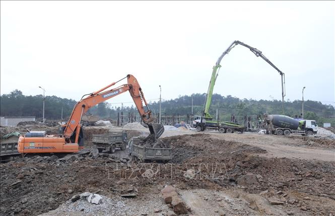 Đơn vị thi công khẩn trương xây dựng Trường Phổ thông Nội trú Tiểu học và Trung học cơ sở Khuất Xá, xã Khuất Xá. Ảnh: Anh Tuấn - TTXVN
