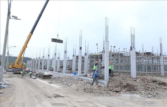 Đơn vị thi công đang khẩn trương xây dựng Trường Phổ thông Nội trú Tiểu học và Trung học cơ sở Khuất Xá, xã Khuất Xá. Ảnh: Anh Tuấn - TTXVN