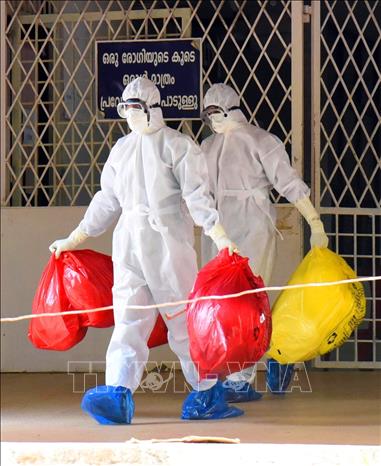 Ấn Độ đang đối mặt với nguy cơ bùng phát dịch virus Nipah, sau khi ghi nhận các ca nhiễm mới tại bang Tây Bengal, trong bối cảnh giới chuyên gia y tế cảnh báo Kerala và Tây Bengal là hai khu vực lưu hành lâu dài của loại virus nguy hiểm này. Ngay lập tức, nhiều quốc gia trên thế giới cũng ban hành cảnh báo và tăng cường kiểm soát y tế trước nguy cơ virus Nipah lây lan thành dịch. Ảnh: Nhân viên y tế làm việc tại khu vực cách ly các bệnh nhân nhiễm virus Nipah trong bệnh viện ở Kochi, Ấn Độ. Ảnh: ANI/TTXVN