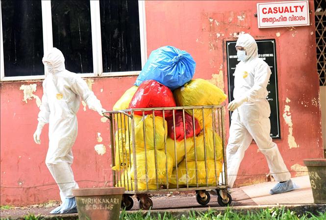 Ấn Độ đang đối mặt với nguy cơ bùng phát dịch virus Nipah, sau khi ghi nhận các ca nhiễm mới tại bang Tây Bengal, trong bối cảnh giới chuyên gia y tế cảnh báo Kerala và Tây Bengal là hai khu vực lưu hành lâu dài của loại virus nguy hiểm này. Ngay lập tức, nhiều quốc gia trên thế giới cũng ban hành cảnh báo và tăng cường kiểm soát y tế trước nguy cơ virus Nipah lây lan thành dịch. Ảnh: Nhân viên y tế làm việc tại khu vực cách ly các bệnh nhân nhiễm virus Nipah trong bệnh viện ở Kochi, Ấn Độ. Ảnh: ANI/TTXVN