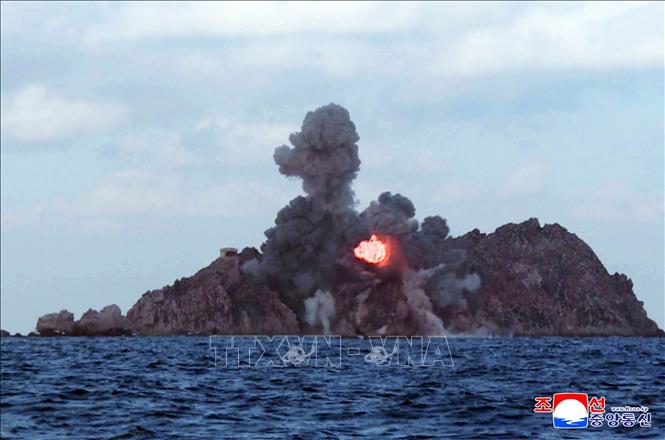 Ngày 28/1/2026, Hãng thông tấn trung ương Triều Tiên (KCNA) cho biết nước này đã thử nghiệm hệ thống phóng tên lửa đa nòng cỡ lớn (MRLS - ảnh) được nâng cấp để đánh giá hiệu quả chiến đấu và độ chính xác của loại vũ khí này. Nhà lãnh đạo Triều Tiên Kim Jong Un trực tiếp giám sát hoạt động thử nghiệm. Ảnh: KCNA/TTXVN