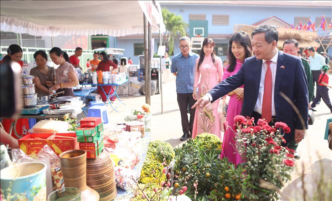 Đại sứ Việt Nam tại Lào Nguyễn Minh Tâm cùng Phu nhân tham quan khu bán hoa tại Lễ hội Ẩm thực Xuân 2026. Ảnh: Xuân Tú - PV TTXVN tại Lào
