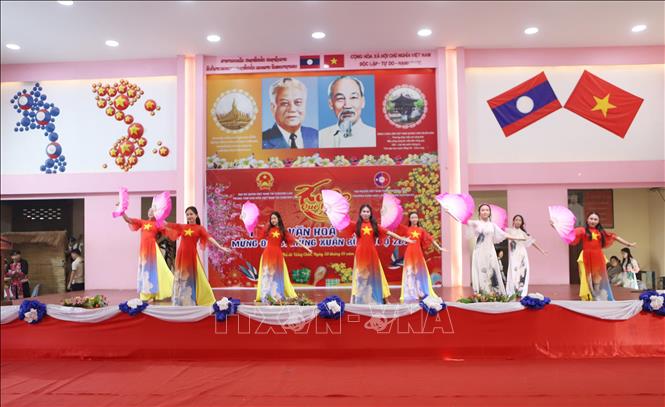 Tiết mục văn nghệ mang đậm nét văn hóa Việt tại Lễ hội Ẩm thực Xuân 2026. Ảnh: Xuân Tú - PV TTXVN tại Lào
