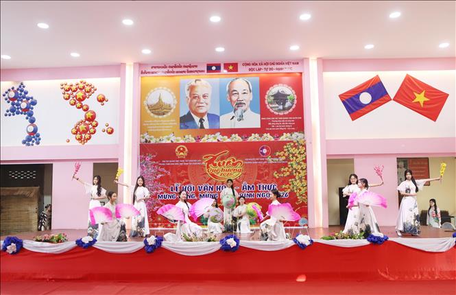 Tiết mục văn nghệ mang đậm nét văn hóa Việt tại Lễ hội Ẩm thực Xuân 2026. Ảnh: Xuân Tú - PV TTXVN tại Lào