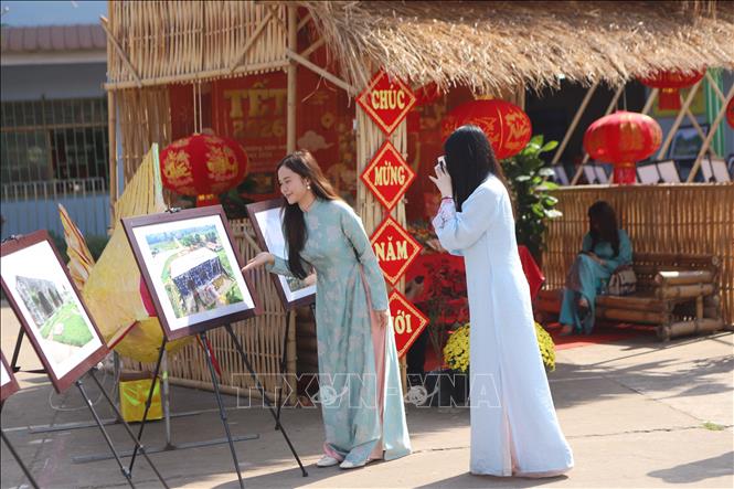 Các bạn học sinh vui vẻ chụp hình tại Lễ hội Ẩm thực Xuân 2026. Ảnh: Xuân Tú - PV TTXVN tại Lào