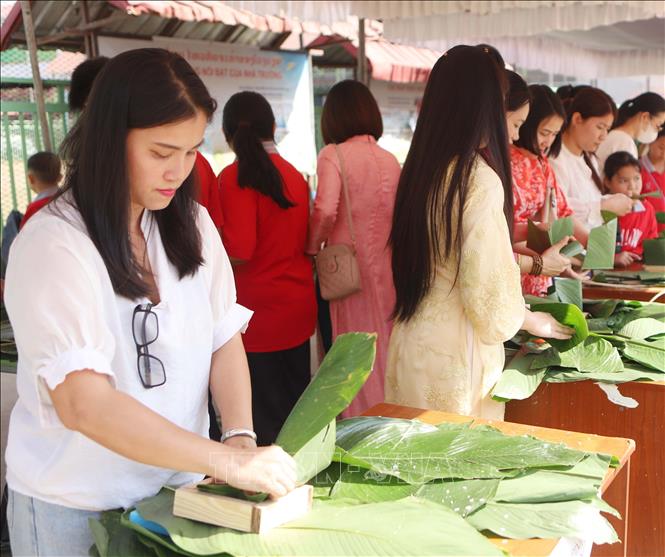 Khu vực gói bánh chưng tại Lễ hội Ẩm thực Xuân 2026. Ảnh: Xuân Tú - PV TTXVN tại Lào