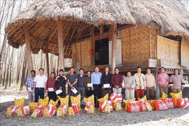 Giám đốc Sở Công Thương tỉnh Quảng Ngãi Nguyễn Thanh Mân tặng quà cho người dân. Ảnh: Cao Nguyên - TTXVN