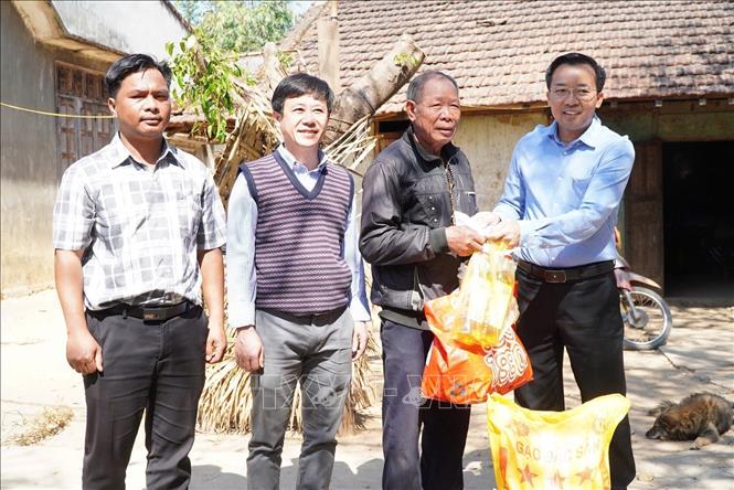 Giám đốc Sở Công Thương tỉnh Quảng Ngãi Nguyễn Thanh Mân tặng quà cho người dân. Ảnh: Cao Nguyên - TTXVN