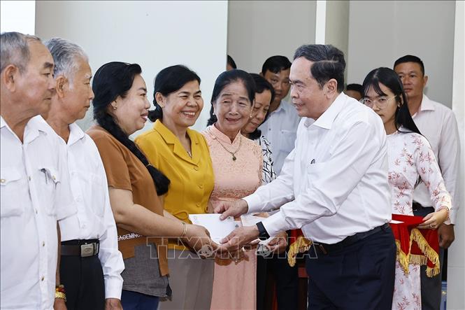 Chủ tịch Quốc hội Trần Thanh Mẫn tặng quà cho các gia đình chính sách trên địa bàn phường Bình Thuỷ, thành phố Cần Thơ. Ảnh: Doãn Tấn - TTXVN