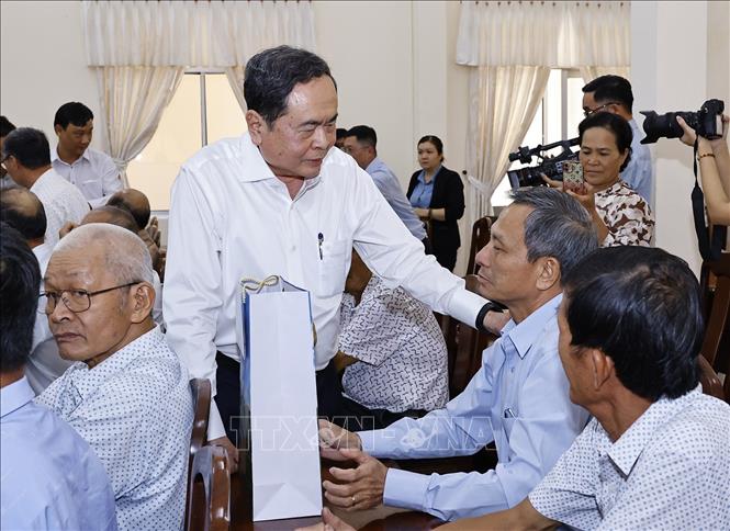 Chủ tịch Quốc hội Trần Thanh Mẫn tặng quà cho các gia đình chính sách trên địa bàn phường Bình Thuỷ, thành phố Cần Thơ. Ảnh: Doãn Tấn - TTXVN