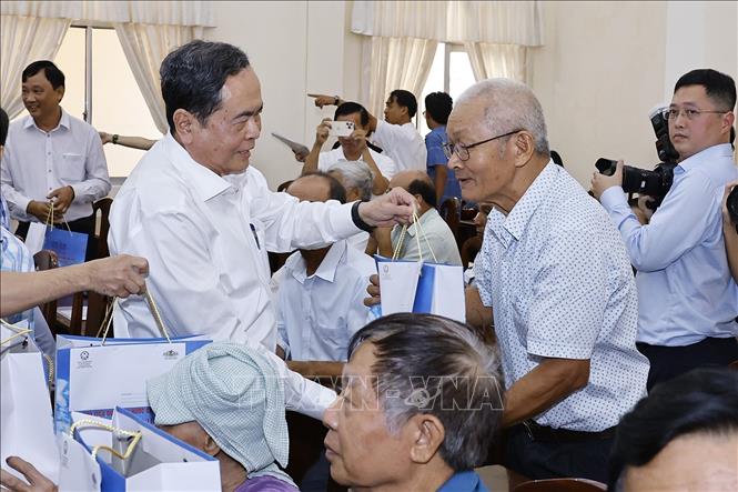 Chủ tịch Quốc hội Trần Thanh Mẫn tặng quà cho các gia đình chính sách trên địa bàn phường Bình Thuỷ, thành phố Cần Thơ. Ảnh: Doãn Tấn - TTXVN