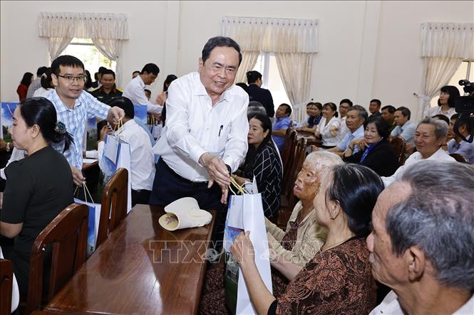 Chủ tịch Quốc hội Trần Thanh Mẫn tặng quà cho các gia đình chính sách trên địa bàn phường Bình Thuỷ, thành phố Cần Thơ. Ảnh: Doãn Tấn - TTXVN