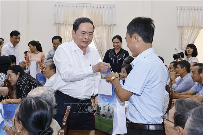 Chủ tịch Quốc hội Trần Thanh Mẫn tặng quà cho các gia đình chính sách trên địa bàn phường Bình Thuỷ, thành phố Cần Thơ. Ảnh: Doãn Tấn - TTXVN