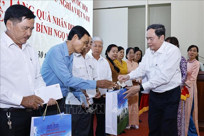 Chủ tịch Quốc hội Trần Thanh Mẫn tặng quà cho các gia đình chính sách trên địa bàn phường Bình Thuỷ, thành phố Cần Thơ. Ảnh: Doãn Tấn - TTXVN