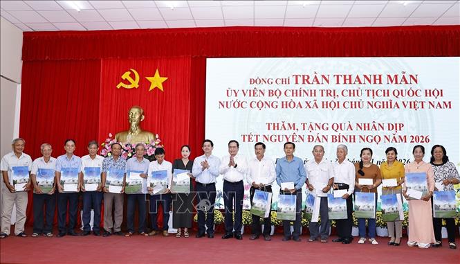 Chủ tịch Quốc hội Trần Thanh Mẫn tặng quà cho các gia đình chính sách trên địa bàn phường Bình Thuỷ, thành phố Cần Thơ. Ảnh: Doãn Tấn - TTXVN