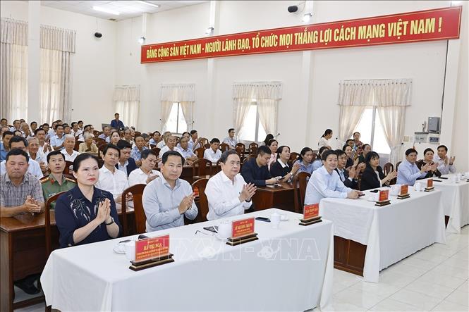 Chủ tịch Quốc hội Trần Thanh Mẫn đến thăm, chúc Tết và tặng quà cho các gia đình chính sách trên địa bàn phường Bình Thuỷ, thành phố Cần Thơ. Ảnh: Doãn Tấn - TTXVN