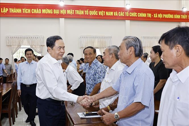 Chủ tịch Quốc hội Trần Thanh Mẫn với đại biểu. Ảnh: Doãn Tấn - TTXVN