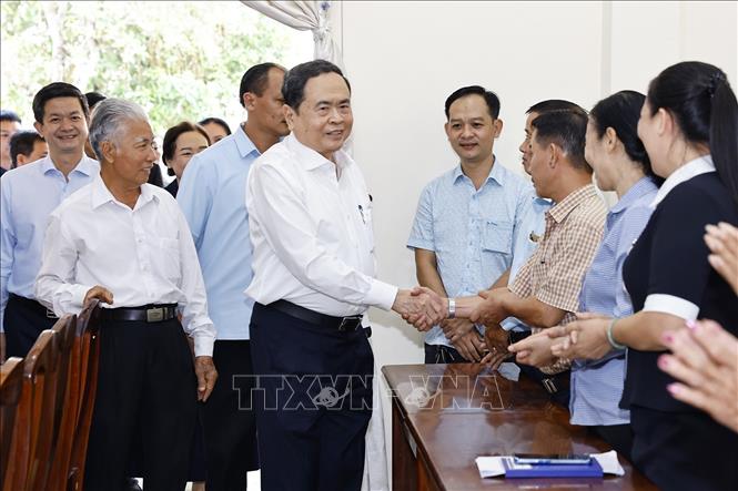 Chủ tịch Quốc hội Trần Thanh Mẫn với đại biểu. Ảnh: Doãn Tấn - TTXVN