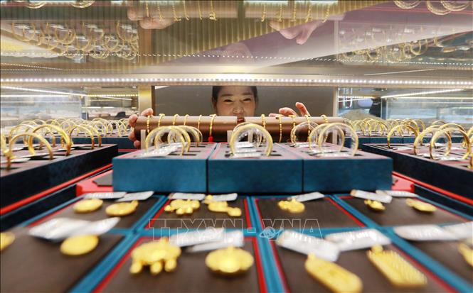 Giá vàng thế giới đã tăng vọt lên các mức cao kỷ lục mới, trong bối cảnh giới đầu tư quan ngại về rủi ro địa chính trị, các đe dọa áp thuế mới và khả năng Chính phủ Mỹ tiếp tục rơi vào tình trạng đóng cửa. Cụ thể, giá vàng tăng vọt lên mức cao kỷ lục mới vào sáng sớm 29/1/2026, vượt mốc 5.500 USD/ounce, kéo dài đà tăng mạnh từ các phiên trước, lần lượt là 5.026 USD/ounce hôm 25/1 và 5.181,84 USD/ounce sáng 28/1. Ảnh: Vàng được bày bán tại thành phố Dương Châu, tỉnh Giang Tô, Trung Quốc. Ảnh: THX/TTXVN