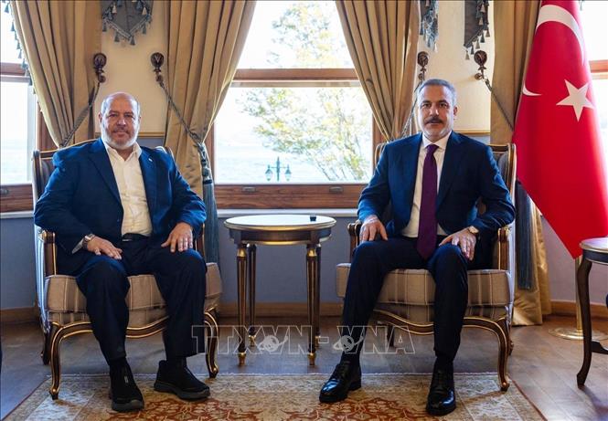 Ngày 26/1/2026, Ngoại trưởng Thổ Nhĩ Kỳ Hakan Fidan đã có cuộc gặp phái đoàn Phong trào Hồi giáo Hamas để thảo luận những diễn biến liên quan đến giai đoạn thứ hai của thỏa thuận ngừng bắn ở Dải Gaza. Tại cuộc gặp, Ngoại trưởng Fidan cam kết rằng Thổ Nhĩ Kỳ sẽ tiếp tục nỗ lực để đảm bảo viện trợ nhân đạo cần thiết đến được Gaza. Ảnh: Ngoại trưởng Thổ Nhĩ Kỳ Hakan Fidan (phải) và lãnh đạo cấp cao Phong trào Hamas Khalil al-Hayya trong cuộc gặp ở Istanbul. AA/TTXVN