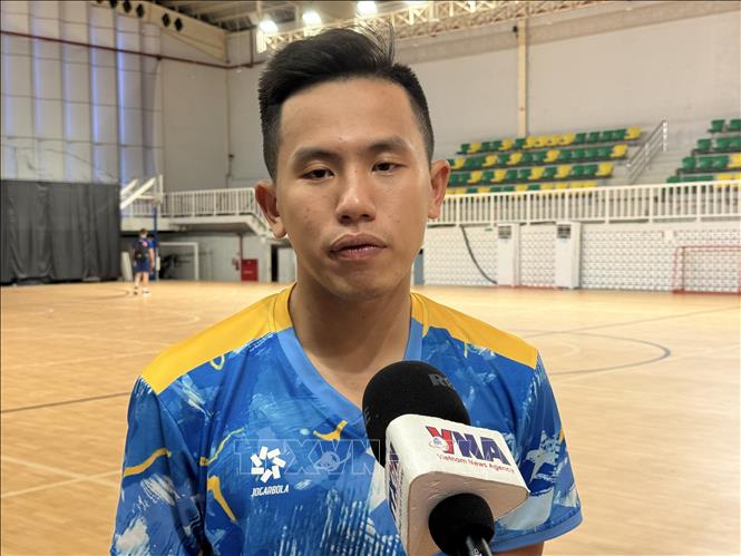 Đội trưởng đội tuyển Futsal Việt Nam Nguyễn Mạnh Dũng trả lời phỏng vấn TTXVN. Ảnh: Minh Thái - Phóng viên TTXVN tại Indonesia. 
