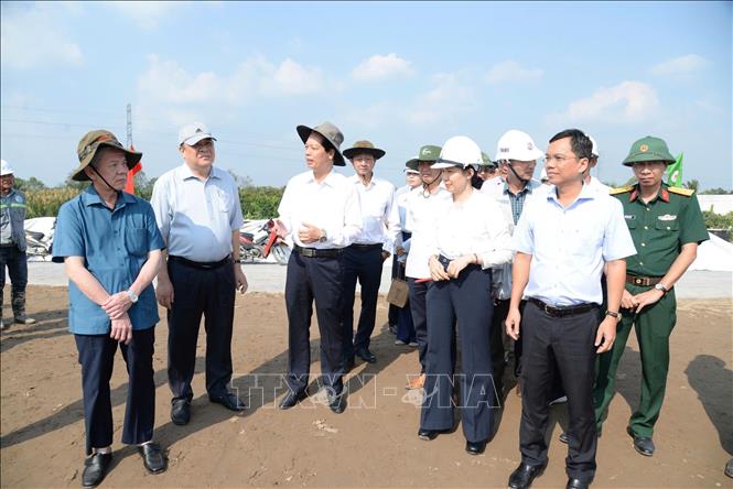 Lãnh đạo tỉnh Đồng Tháp khảo sát Dự án xây dựng công trình đường bộ cao tốc Cao Lãnh - An Hữu giai đoạn 1. Ảnh: Công Trí-TTXVN
