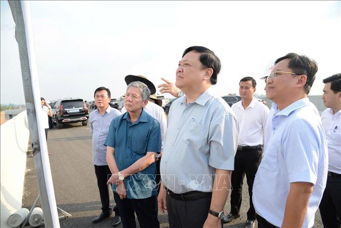 Lãnh đạo tỉnh Đồng Tháp khảo sát Dự án xây dựng công trình đường bộ cao tốc Cao Lãnh - An Hữu giai đoạn 1. Ảnh: Công Trí-TTXVN

